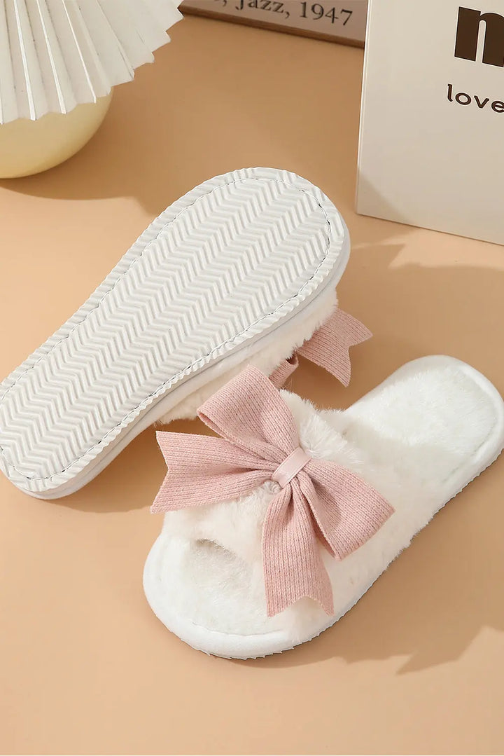 Chaussons blancs ouverts en peluche avec nœud décoratif : un cocon de douceur - Perfectelena