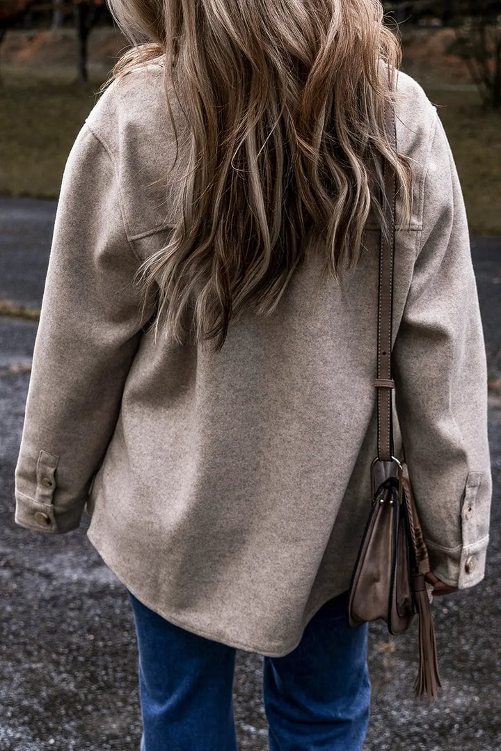 Veste boutonnée gris clair à col rabattu et poches à rabat Perfectelena